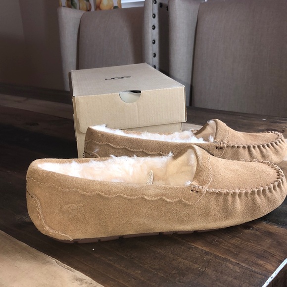 UGG Scalloped Moccasins - Picture 3 of 9